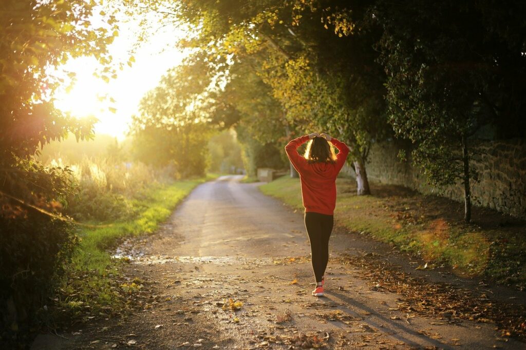Frau laufen Sonnenschein 9 Tipps für mehr Vitalität
