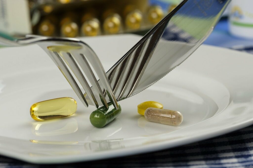 Tabletten auf dem Teller lohnen sich Nahrungsergänzungsmittel