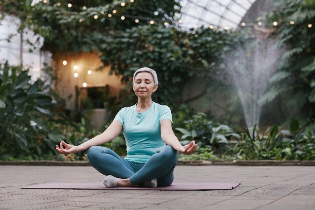 Seniorin Sport Fitness Yoga Einfache Pilates-Übungen für Senioren und ihre Vorteile