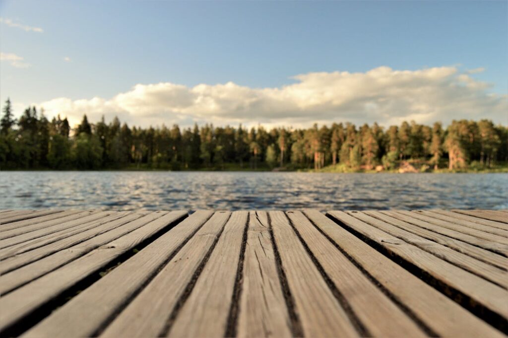 Schweden Steg Wasser Landschaft Bäume Medizinische Traditionen Schweden Weisheiten für Vitalität