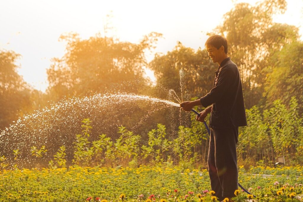 Mann Garten Sonne glücklich Zeit im Garten verbringen Gesundheitliche Vorteile