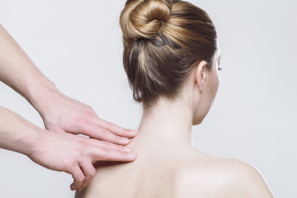 Frau Massage Physiotherapie Wie moderne Technologien Menschen mit Bewegungseinschränkungen helfen können