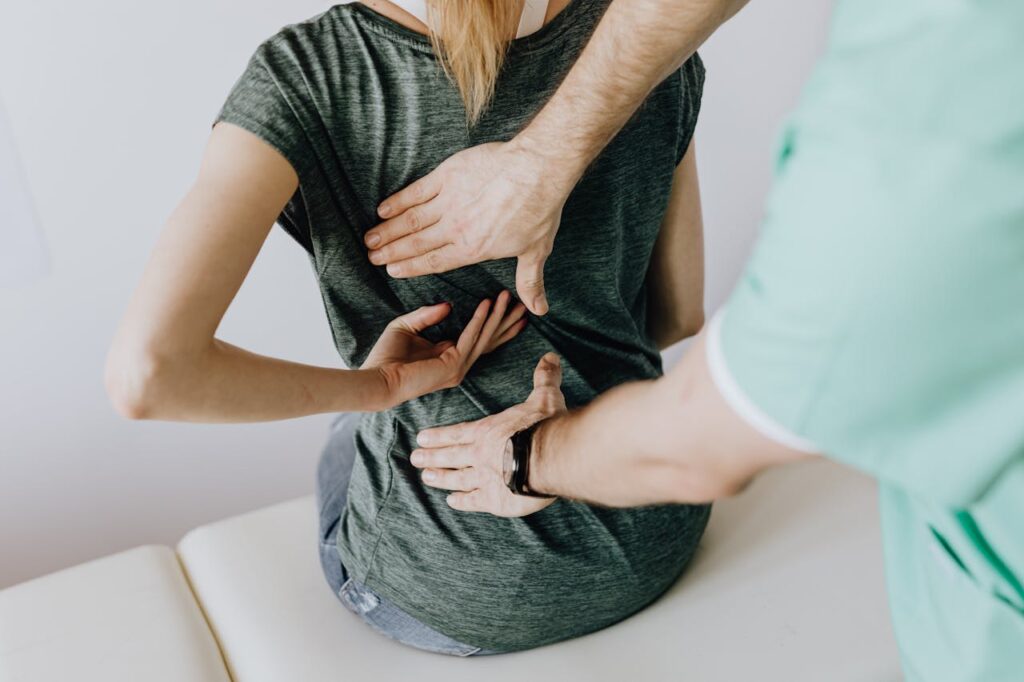 Frau Rückenschmerzen Untersuchung Wenn der Rücken klagt, aber kein Befund vorliegt – was Kultursensibilität in der Diagnostik bewirken kann